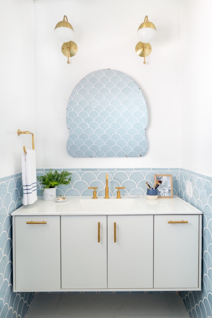 revetement mural salle de bain de carrelage bleu à motifs vagues stylisées posé en soubassement