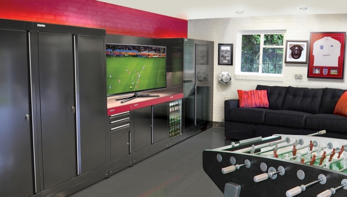 comment transformer son garage en salle de jeux, idée déco garage en blanc noir et rouge avec armoires inox