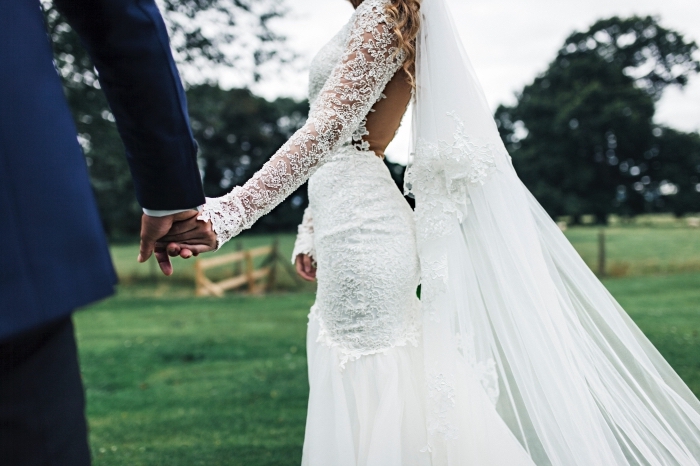 robe-de-mariée-2018-2019-a-coupe-sirène-avec-dos-nu-en-losange-et-manches-en-dentelle-jupe-avec-application-de-broderie-florale-traîne-longue magnifique design de robe de mariée à dos transparent et manches en dentelle, idée robe de mariée sirène avec dos nu
