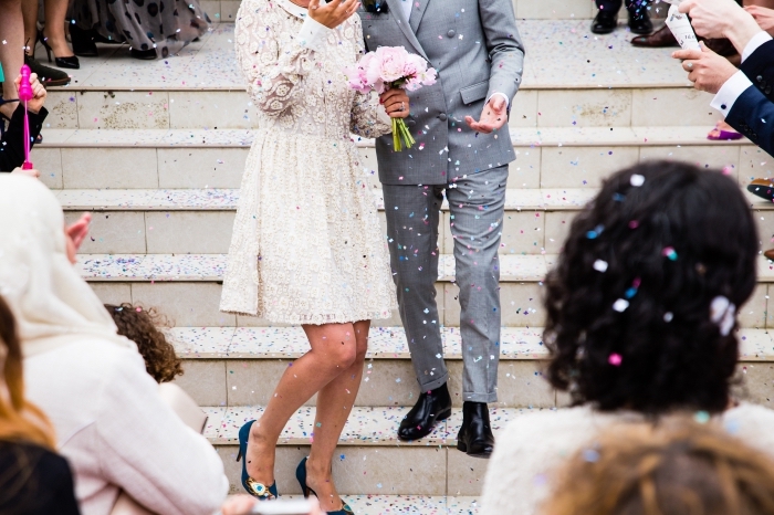 robe-de-mariée-courte-en-dentelle-col-manches-avec-broderie-chaussures-bleu-foncé-costume-mariage-homme-ensemble-gris modèle robe de mariée en dentelle, idée quelle tenue nuptiale pour cérémonie civile, exemple de robe mi-longue pour mariage