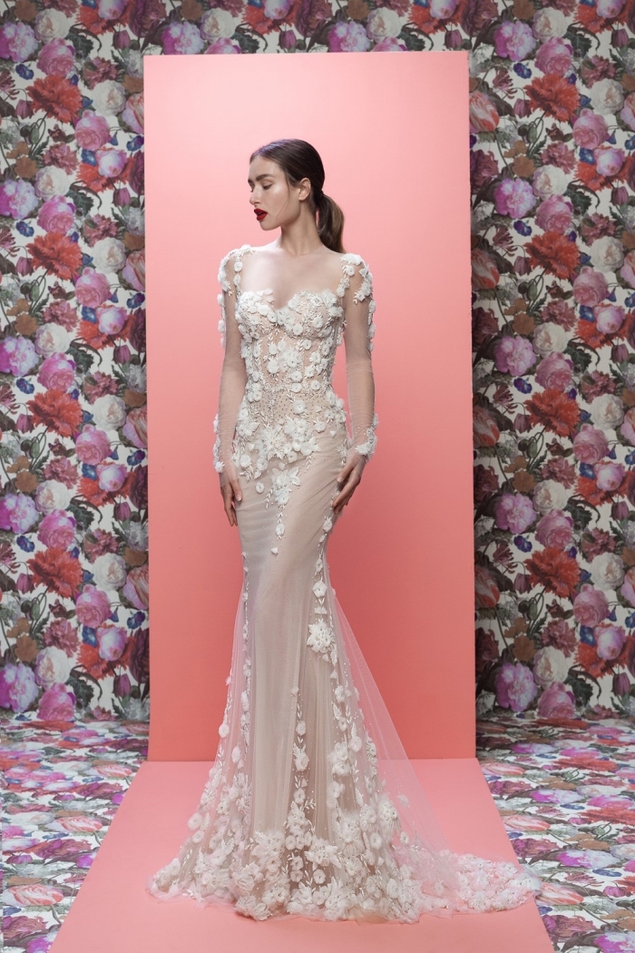 robe-de-mariée-originale-collection-mode-femme-mariage-galia-lahav-longue-traîne-bustier-coeur-mancherons-broderie-florale-jupe-tulle mode mariage 2019, modèle de robe de mariée fluide avec petite traîne, robe de couleur nude avec applications florales en blanc