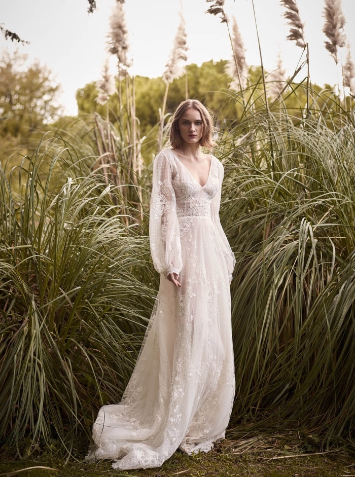 mode couture nuptiale 2019, tenue de mariage femme, robe boheme mariage à décolleté en v et manches bouffantes