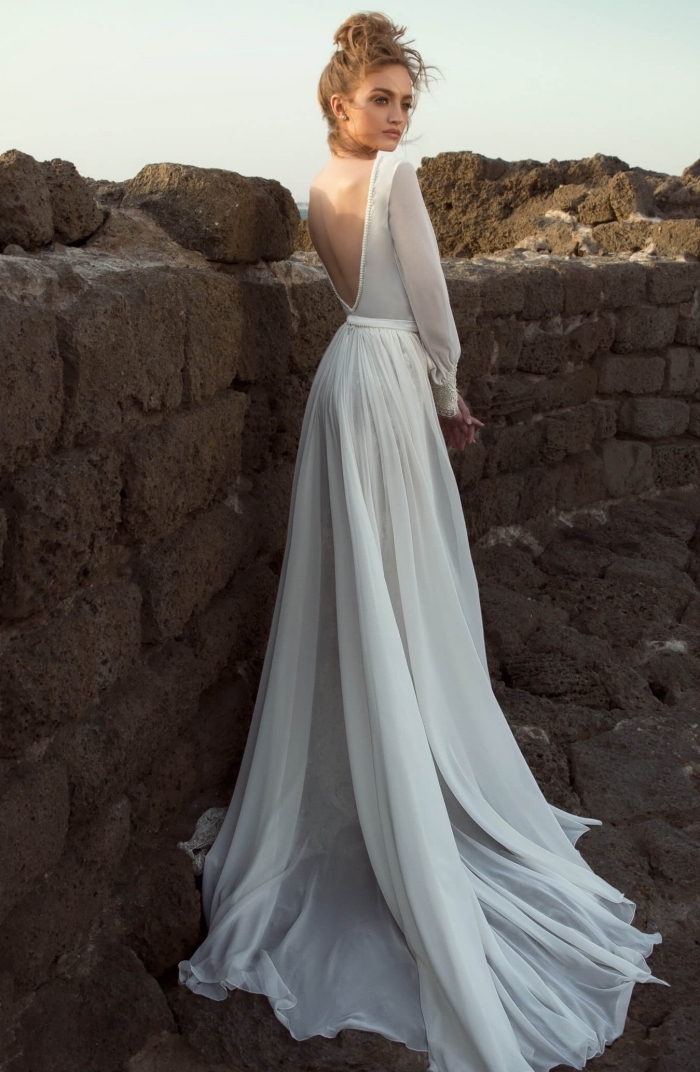 mode femme mariage tendance 2019, modèle de robe de mariée bohème à design élégant avec dos nu et manches longues