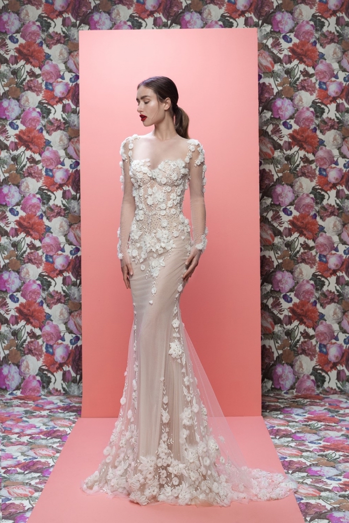 mode mariage 2019, modèle de robe de mariée fluide avec petite traîne, robe de couleur nude avec applications florales en blanc
