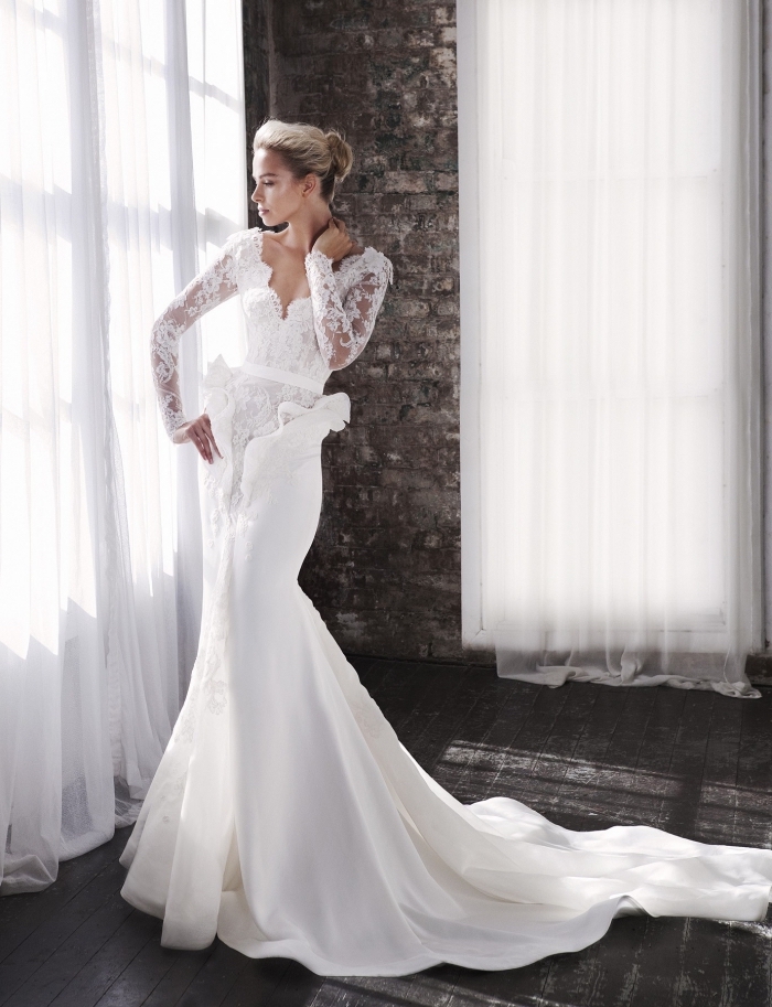 modèle splendide tenue de mariage femme, robe de mariée originale à design sirène avec longue traîne et décolleté