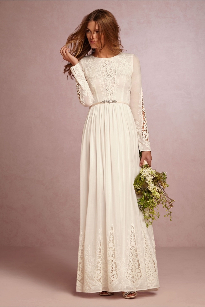 modèle de robe de mariée avec manche longue, idée robe blanche longue avec ceinture et applications en dentelle