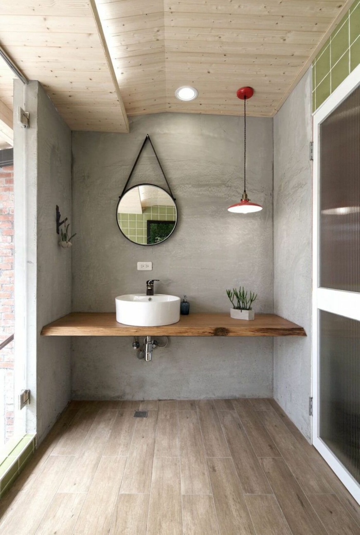 Originale idée salle de bain industrielle, salle de bain vintage, comment aménager une salle de bain belle miroir et lustre pendative