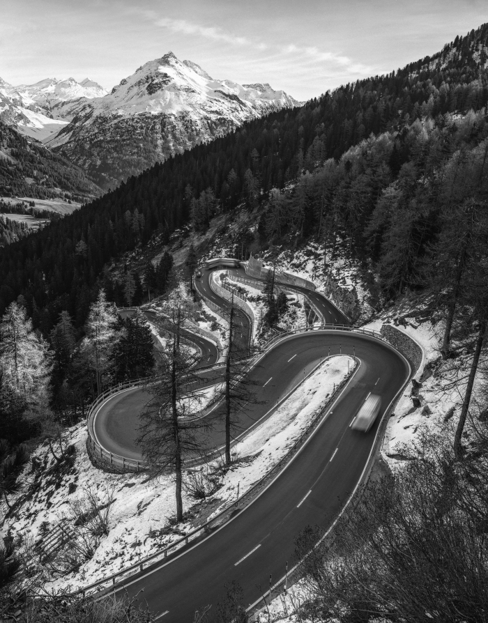 une route sinueuse serpentant dans la montagne suisse, joli paysage de montagne en hiver