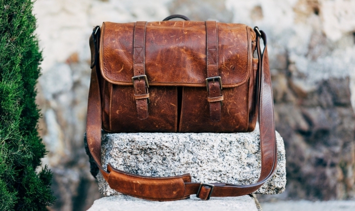 un sac bandoulière en cuir d'aspect vintage avec deux sangles, idée cadeau homme qui aime les aventures en plein air