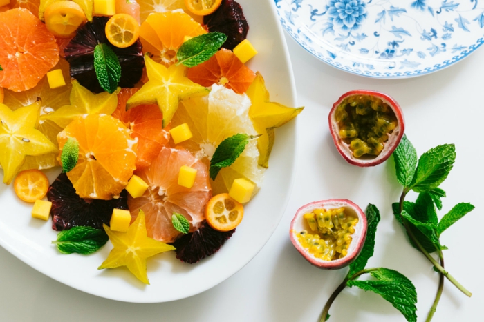 salade de fruits d'hiver de fruits exotiques, oranges, fruit du dragon, carambole, menthe, kumquats