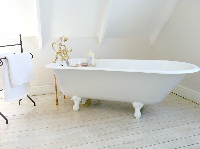 Contmporaine salle de bain au style vintage, decoration industriel, magnifique idée de salle de bain en photo, lux blanche decoration, robinet vintage doré 
