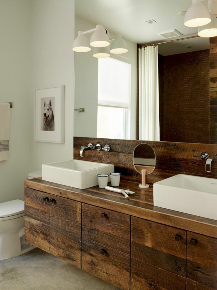 Meuble salle de bain industriel en bois, grand miroir salle de bain, relooker sa salle de bains, projet pour la décoration bois et blanche