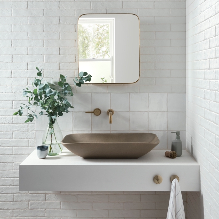 crédence en carrelage faience salle de bain d'inspiration marocaine qui se fond dans le décor de la salle de bains aux murs en briques blanches
