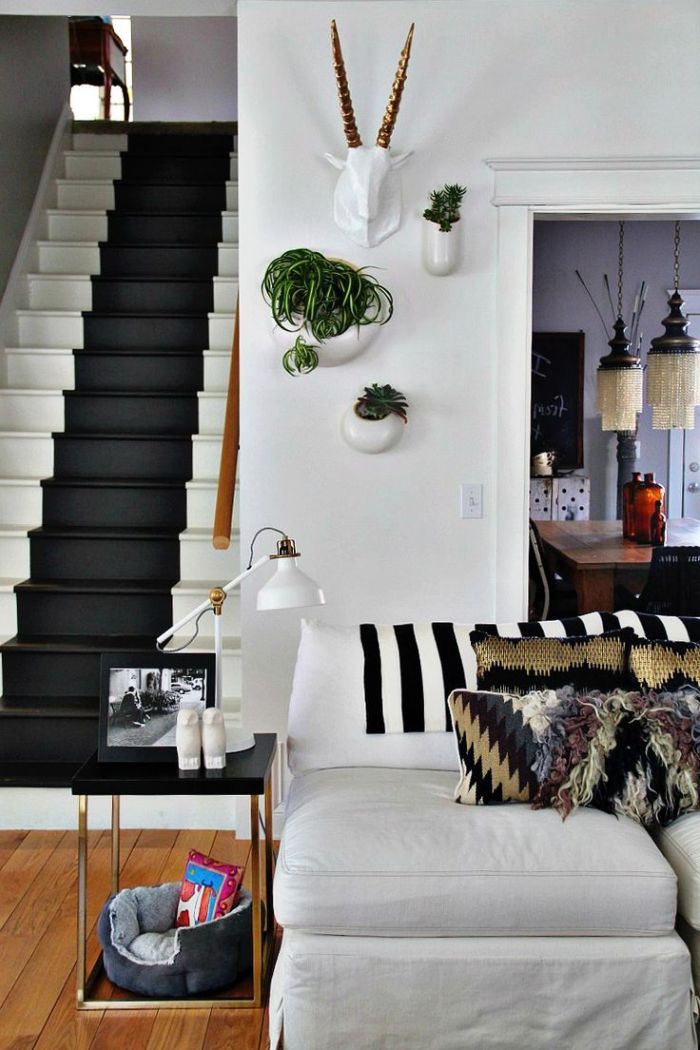 repeindre un escalier en bois en deux couleurs, escalier relooké avec une bande noire peinte au milieu façon tapis d'escalier