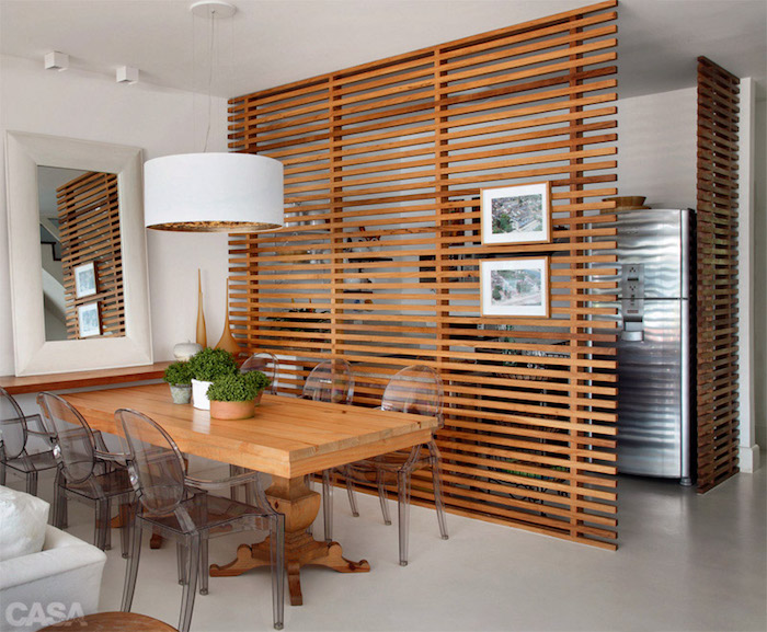 modele exemple cloison de séparation salon et cuisine avec claustra bois interieur horizontale, claustra intérieur avec rangement