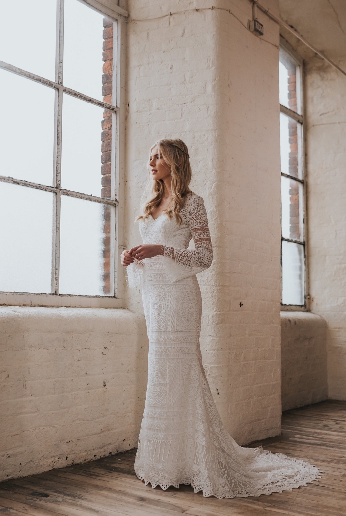 shikobabride-robe-de-mariée-originale-bustier-coeur-décoration-en-dentelle-application-sur-les-manches-transparentes-longue-traîne-avec-broderie mode couture nuptiale 2019, modèle de robe sirène à design bohèle chic avec motifs de dentelle florale et macramé