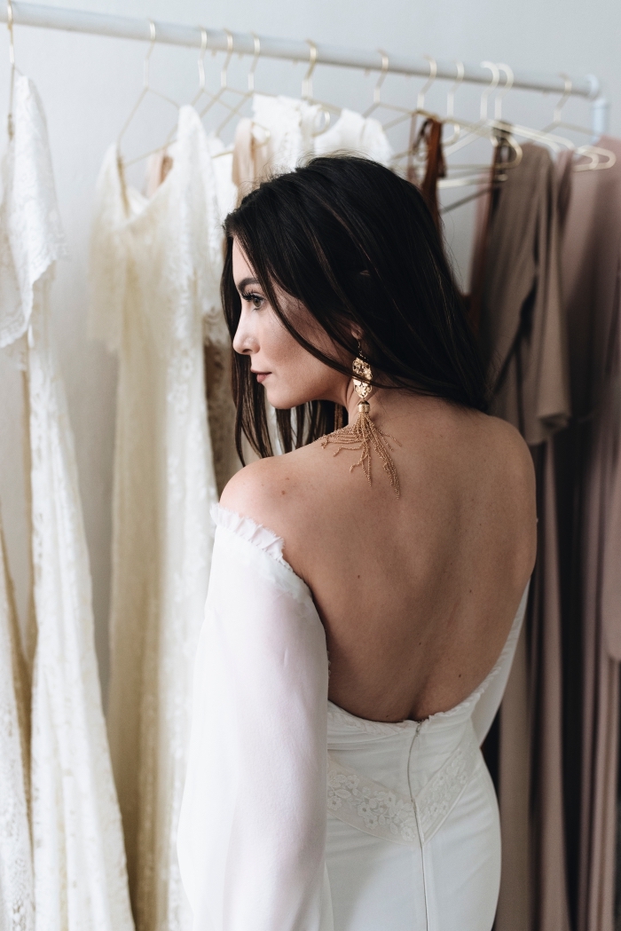 silhouette-sirène-robe-de-mariée-champetre-daughtersofsimone-mode-femme-mariage-dos-nu-épaules-dénudées-fermeture-éclair-manches-fluides-soie vision élégante pour mariage femme, modèle de robe de mariée à manches longues avec dos nu et fermeture éclair