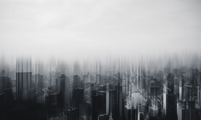 photo noir et blanc originale d'une métropole moderne avec les silhouettes de ses gratte-ciel 