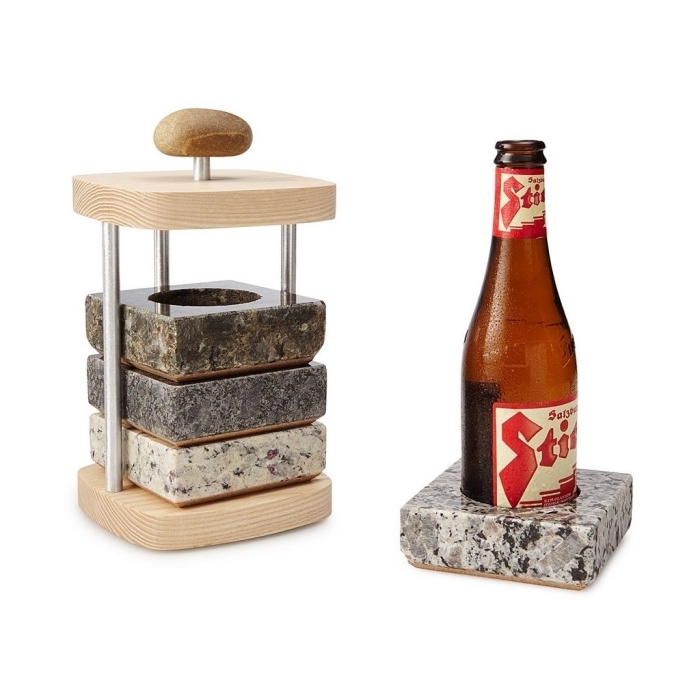socle-réfrigérant-pour-bière-dessous-de-verre-effet-granit-support-bois-et-métal-cadeau-de-noël-pour-papa dessous de verre en granit avec socle réfrigérant rangés sur un support en bois, cadeau insolite homme de dernière minute à trouver sur amazone