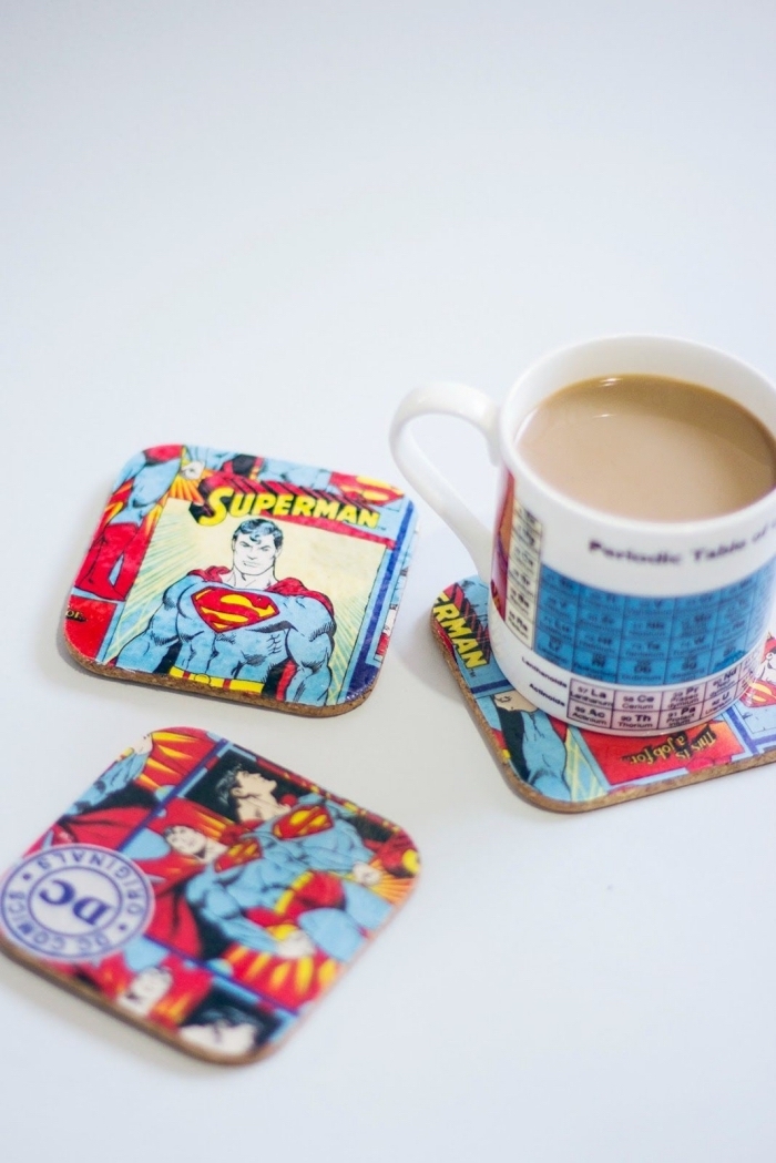sous-verres avec les super héros de l'univers marvel et tasse de café avec le tableau périodique, cadeau insolite homme geek