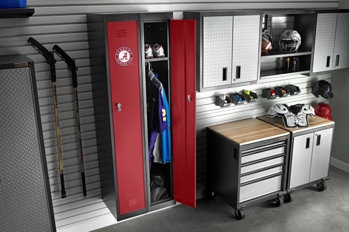 amenagement atelier dans un garage, idée meuble de rangement fonctionnel avec étagères et armoires de style industriel