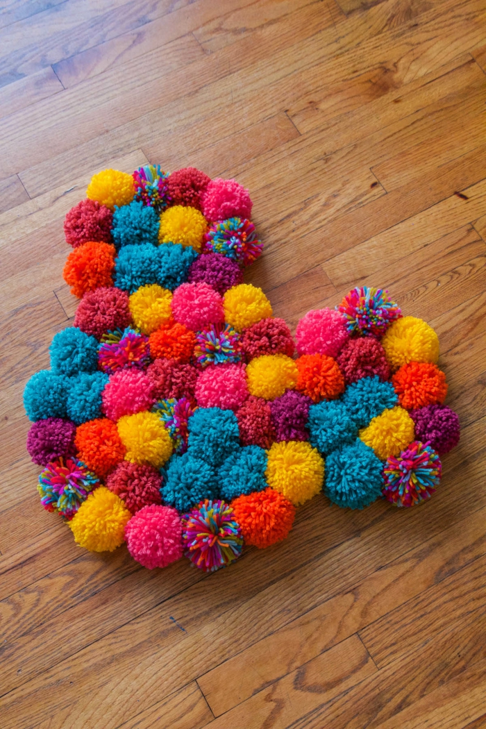 tapis tête de Minnie, pompons en couleurs radiantes assemblés en forme originale