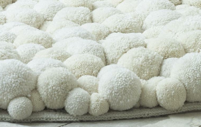 texture de tapis blanc aux pompons de taille différente, pompons blancs compactes, déco deux tapis