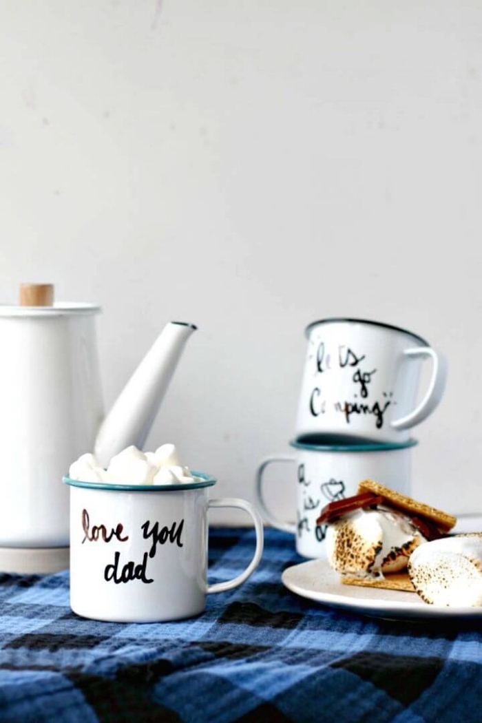 une tasse à café émaillée modèle mug de camping personnalisée avec joli lettrage à la main, idée de cadeau de noël pour papa personnalisé