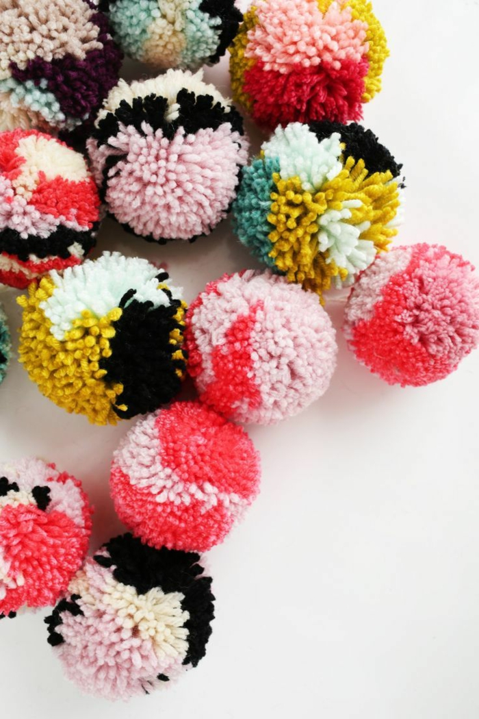 pompons multicolores, couleurs acidulées, diy déco pompons bariolés, comment créer des pompons