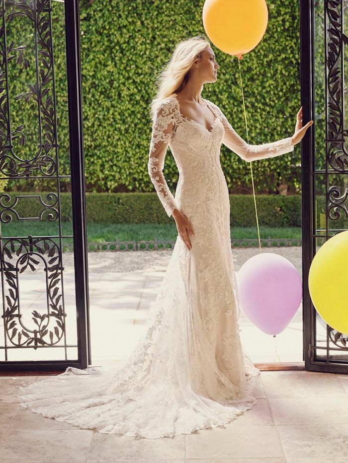 tenue-romantique-femme-mariage-modèle-de-robe-de-mariée-bustier-casablancabridal-dentelle-florale-mancherons-perlés-longue-traîne tendance robe mariage 2019, robe de mariée fluide avec traîne, modèle de robe bustier à manches effet tatouage en dentelle perlée
