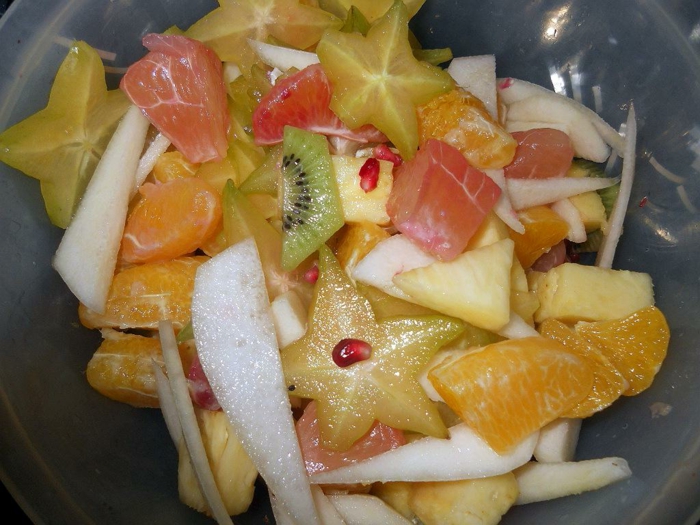 poires coupées très finement, kiwis en tranches, mandarines, oranges et pamplemousse, carambole