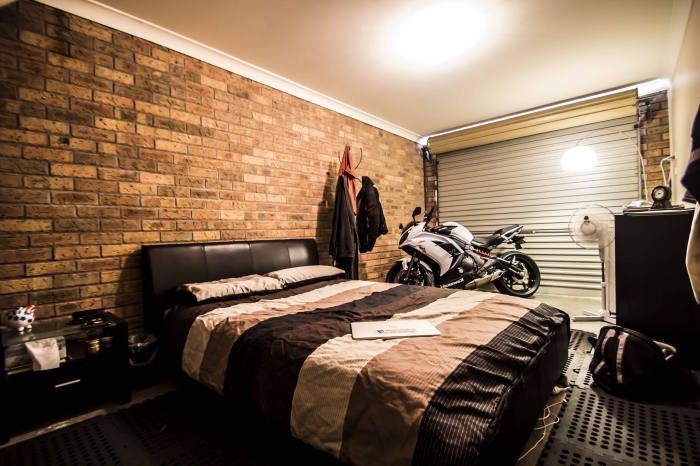 décoration chambre à coucher industrielle aménagée dans un garage, idée rénovation garage, modèle garage en chambre