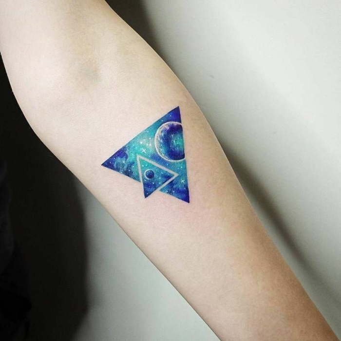 Inspiration tatouage liberté cosmique, coloré dessin stylisé, modele de tatouage planete dans un triangle qui a son triangle dedans a robours