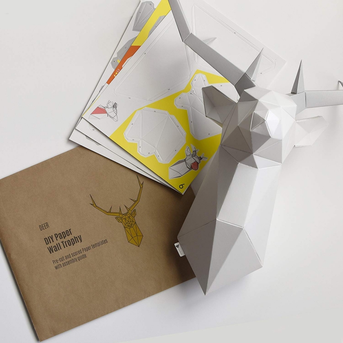 idée de cadeau insolite homme créatif, un trophée de tête de cerf origami avec les modèles et les instructions de pliage
