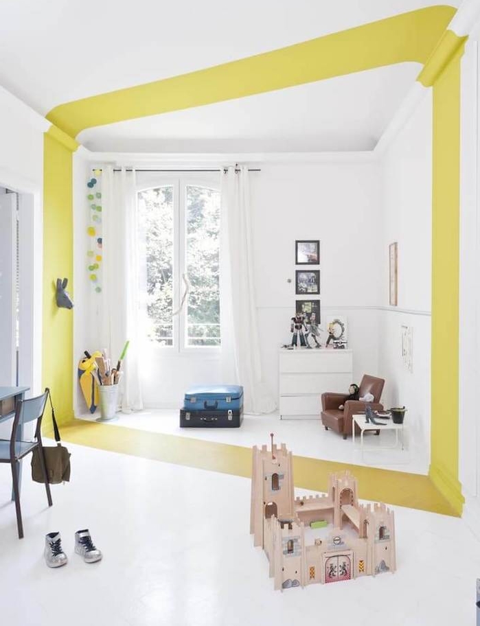 idee de bande verte colorée pour séparer visuellement une chambre enfant blanche, commode blanche mini fauteuil marron