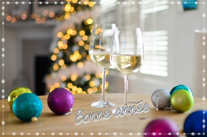 carte numérique pour nouvel an, image bonne année avec verres de champagne et décoration festive, idée image bonne année