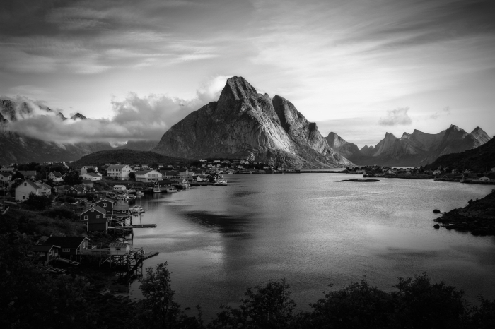 les plus belles images paysages en noir et blanc, photo d'un village au bord d'un lac à l'abri des montagne quelque part en norvège