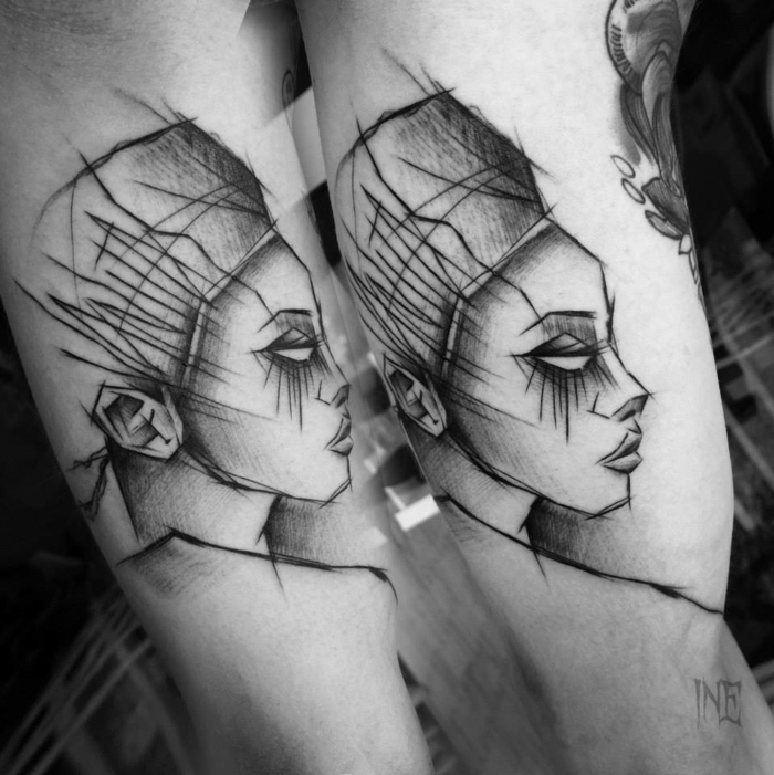 Belle femme tatouage abstrait style graphique, tatouage bras moderne style original, Néfertiti visage sur l'epaule 