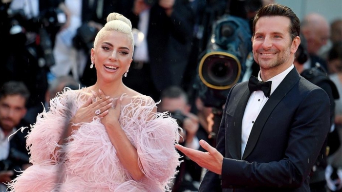 cérémonie officielle, Lady Gaga et Bradley Cooper, costume habillé homme, robe rose aux multi franges 