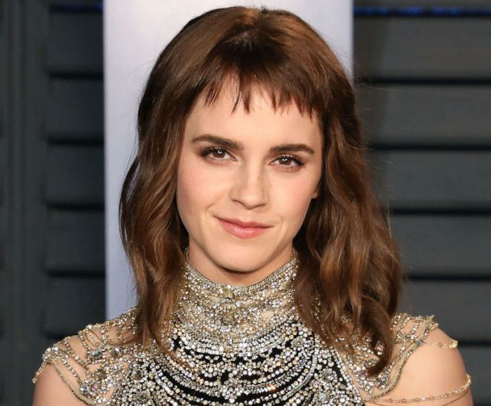 Emma Watson, accessoire original sur son cou et épaules, mini frange et carré ondulant
