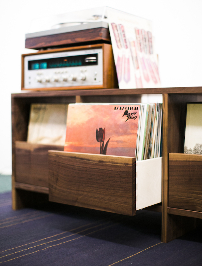 Boîte Rangement Vinyle En Bois Noyer & Acier – Capacité 50 LPs – Étagère Empilable – Meuble Déco Pour Collectionneurs
