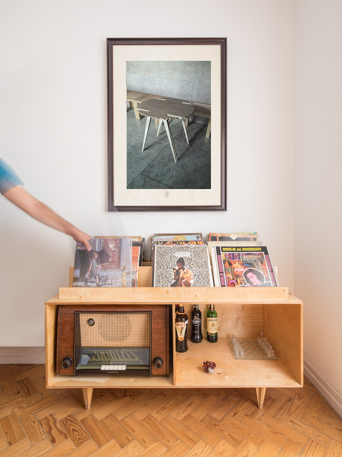 rangement vinyle en bois fait main avec cases pour radio vintage et support présentoir pour disques vinyles par josé castro