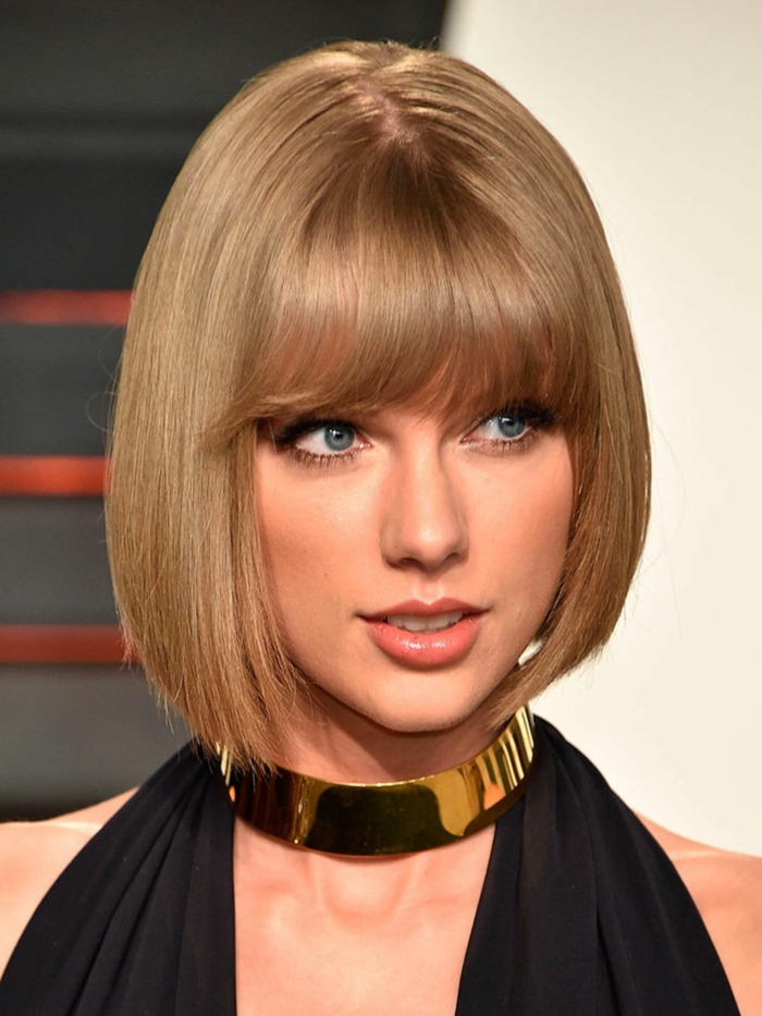 carré lisse femme, collier statement jaune, Taylor Swift, coupe carré frange, tenue officielle noire