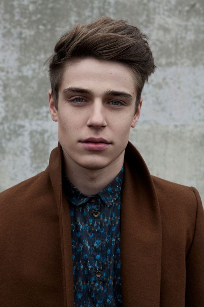 veste marron et chemise bleue chic, coiffure de jeune homme, coupe pompadour, frange sur le côté