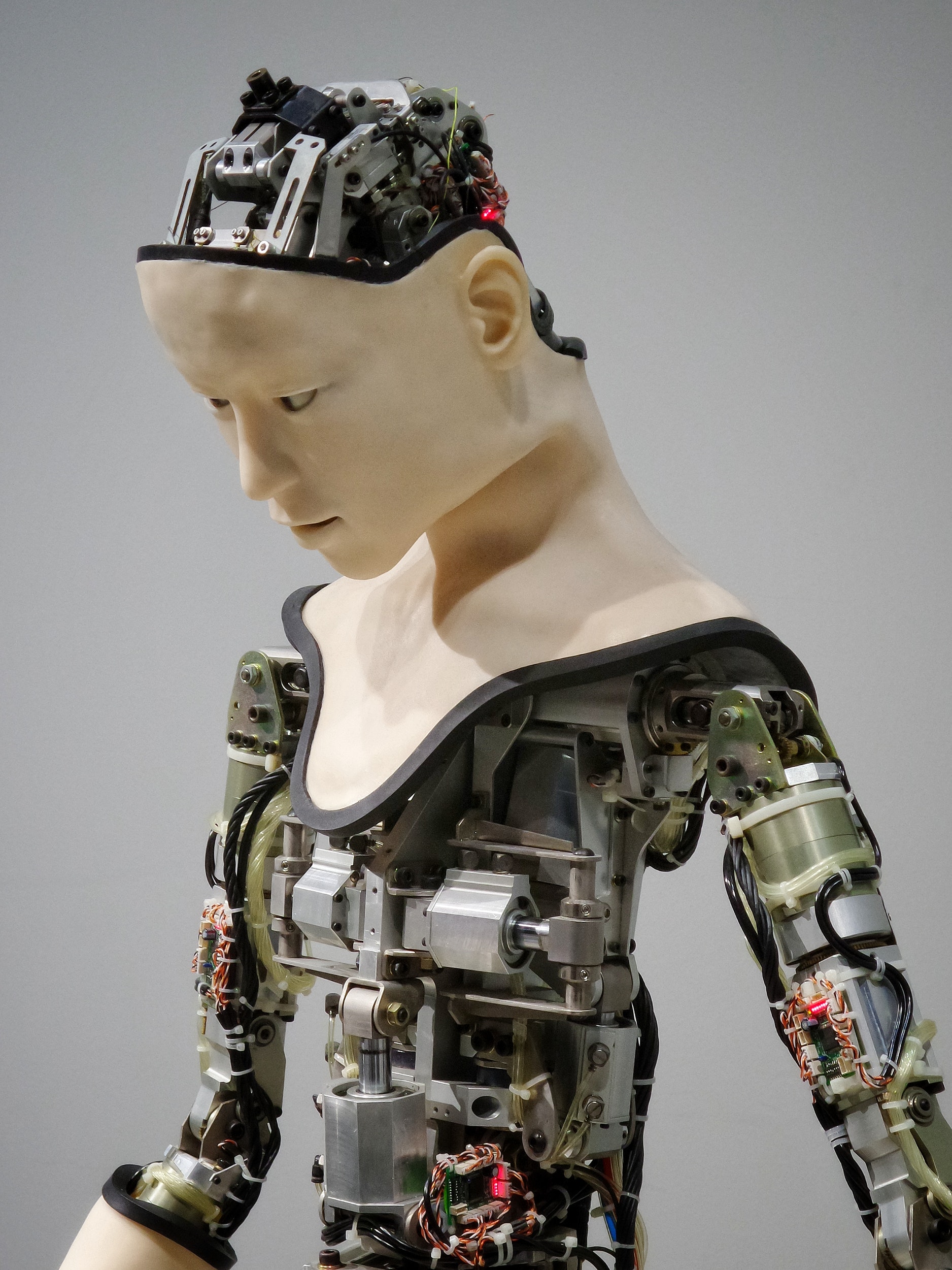 Robot sophia IA, idée activité cérébrale en paroles, comment traduire les pensees en machine