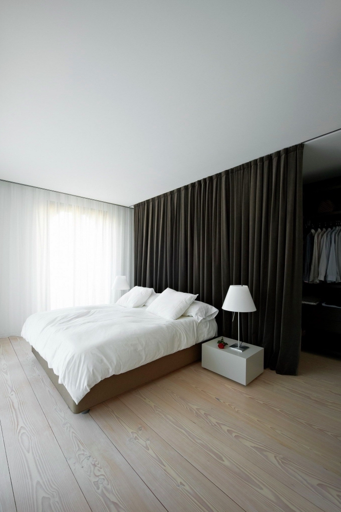 espace dressing avec rideau gris qui le sépare de la reste de chambre parentale de style épuré