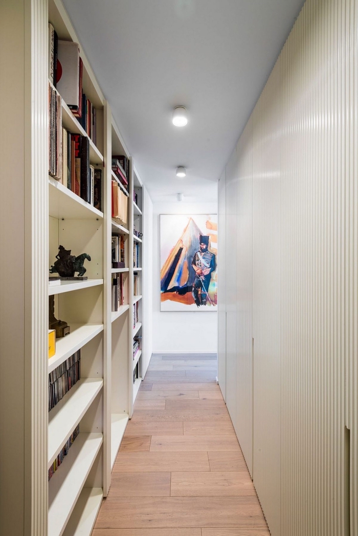 decoration couloir long et étroit avec une bibliothèque aménagée le long du mur, aménagement d'un couloir étroit fonctionnel, couleur de peinture blanche mur du couloir aménagé en bibliothèque