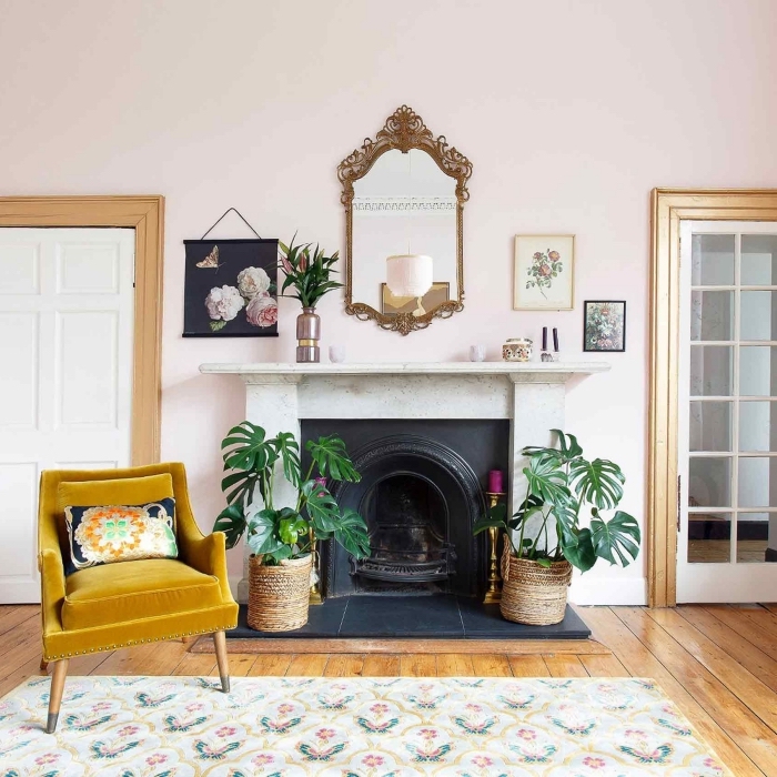 déco bohème avec plantes vertes et meubles bois, idée couleur murale pour salon en rose pastel, modèle de fauteuil en velours moutarde
