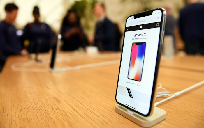 photo iphone x dans un apple store pour article sur apple qui baisse ses prix pour augmenter ses ventes