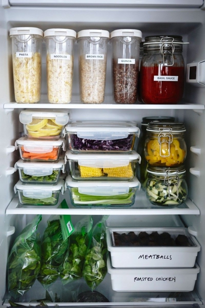 astuces rangement frigo pour conserver plus longtemps les aliments, des boîtes de rangement hermétiques et des bocaux alimentaires étiquetés
